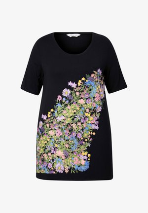 Czarny t-shirt z krótkim rękawem, zdobiony kolorowym wzorem kwiatowym w odcieniach różowego, fioletowego, niebieskiego i zielonego, z dekoltem w kształcie łódki.