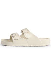 Sandales beige avec deux sangles réglables et boucles, un large pied de page et une semelle texturée pour une meilleure adhérence. Fabriquées en matériau synthétique.