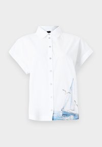 Άσπρο κοντομάνικο πουκάμισο με κουμπιά και γιακά, με εκτύπωση ενός ιστιοφόρου και δύο γλάρων πάνω από μπλε νερό στο κάτω δεξί μέρος.