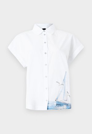 Hvid kortærmet skjorte med knapper og krave, med tryk af en sejlbåd og to måger over blåt vand på nederste højre side.
