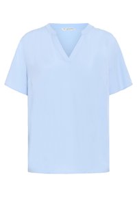 Světle modrá blůza s krátkým rukávem a výstřihem do V, vyrobená z hladké látky. Má volný střih a jednoduchý design bez vzorů nebo zdobení.