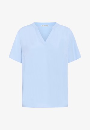 Světle modrá blůza s krátkým rukávem a výstřihem do V, vyrobená z hladké látky. Má volný střih a jednoduchý design bez vzorů nebo zdobení.