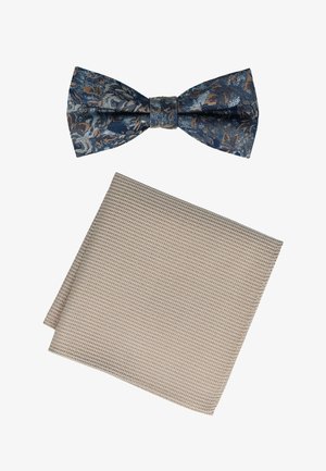 Navyblauer gemusterter Fliegenknoten mit floralem Design, kombiniert mit einem beigen, strukturierten Einstecktuch. Beide Gegenstände sind stoffbasierte Accessoires.