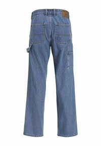 Pantalones cargo de mezclilla azul con un corte holgado, que cuentan con múltiples bolsillos traseros y un bolsillo lateral para útiles, resaltando una textura de tela duradera.
