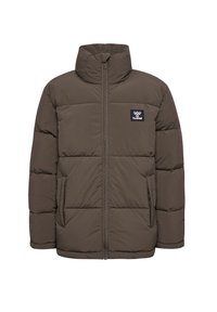 Brązowa kurtka typu puffer z wysokim kołnierzem, zapięciem na zamek i dwiema bocznymi kieszeniami. Posiada pikowane sekcje oraz małą czarną naszywkę z logo na piersi.