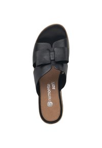 Sandalo infradito nero con una fascia ampia decorata con un fiocco, texture in pelle liscia e suola interna color nocciola imbottita con la dicitura "remonte soft."