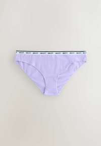 Culotte de bikini pour femme en lavande avec taille élastique présentant le texte répété "NEXT" en noir sur fond blanc.