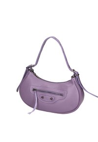Borsa a mano in pelle lilla di forma arrotondata, con una maniglia superiore e una tasca frontale con zip, arricchita da dettagli in hardware argentato e cuciture.