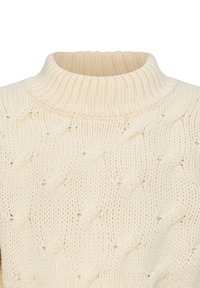 Maglione a treccia di colore crema con un colletto alto a costine. Il filato spesso e strutturato presenta un motivo a onda su tutta la superficie.
