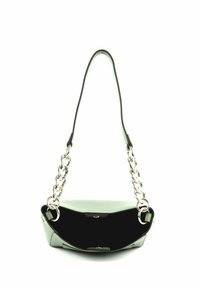 Petit sac à main en cuir noir avec des anses chaîne argentées et une seule poignée bouclée au-dessus du sac, sur fond blanc.