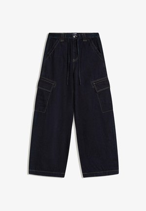 Pantalon cargo en denim foncé à jambes larges, avec poches avant, poches latérales à rabat, fermeture à boutons et taille à cordon de serrage.