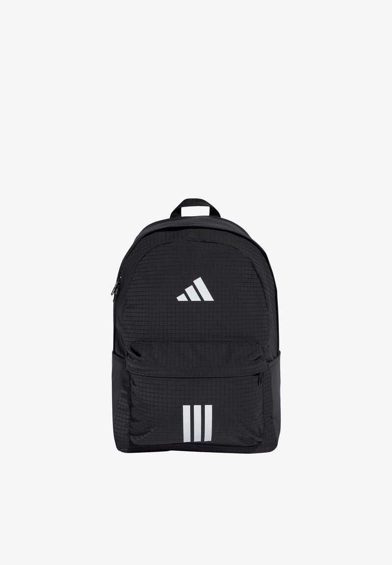 Sac à dos noir à texture matelassée, doté d'un compartiment principal zippé, d'une poche avant et du logo à trois rayures blanches. Tissu durable et bretelles réglables.
