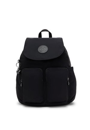Zaino nero con due tasche frontali con cerniera, una patta superiore con una toppa logo circolare, un portachiavi appeso sul lato sinistro e una maniglia per il trasporto.