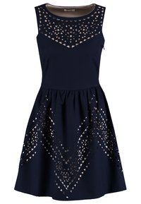 Robe bleu marine sans manches avec des motifs géométriques découpés au laser sur le haut de la poitrine et la jupe, avec une taille ajustée et un col rond.