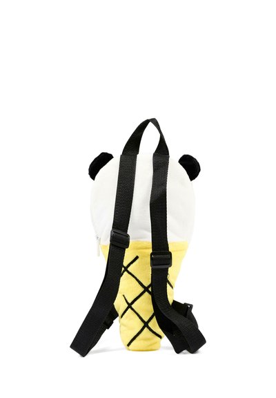 Petit sac à dos en forme de tête de panda posé sur un cône de gaufrette jaune avec des bretelles noires réglables.