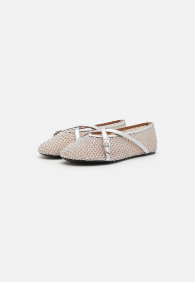 Bailarinas de malla plateada con tiras entrecruzadas, punta redondeada y suela flexible. Presenta un patrón texturizado en toda la parte superior.