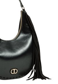 Čierna kožená kabelka s oblým tvarom, vybavená zlatým zipsom, bočnými strapcami a kruhovým logom na prednej strane.