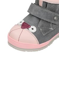 Grijze suède schoen met roze leren accenten, met een kattengezichtontwerp, grote witte ogen en een klittenbandsluiting. Voorkeurszool.