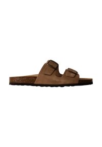 Tan suède sandalen met twee verstelbare gespen, kurken middenzool en een gestructureerde rubberen buitenzool. Open teen ontwerp met een contoured vorm.