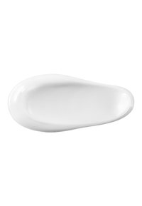 Vit keramisk skål med en jämn, glänsande yta, oval form och lätt upphöjda kanter, lämplig för att servera eller hålla livsmedel.