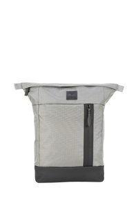 Mochila de tela gris con un patrón texturizado, cierre enrollable y un fondo negro contrastante. Cuenta con un bolsillo con cremallera lateral y una placa con el logotipo.