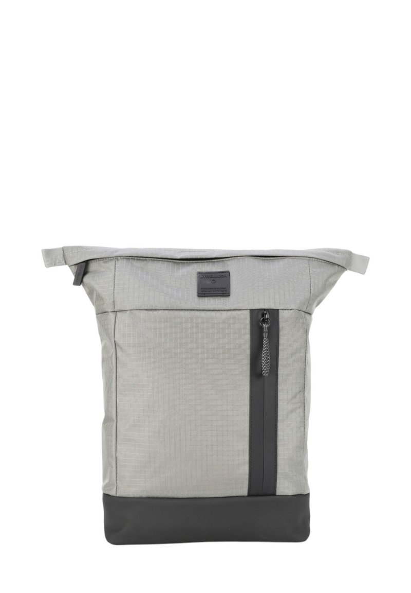 Mochila de tela gris con un patrón texturizado, cierre enrollable y un fondo negro contrastante. Cuenta con un bolsillo con cremallera lateral y una placa con el logotipo.