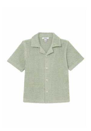 Chemise à manches courtes vert sauge à boutons, en tissu doux texturé avec un col plié, présentée à plat sur fond blanc.