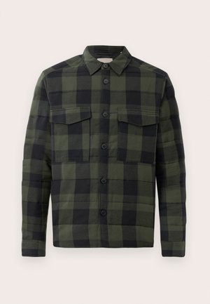 Camisa de cuadros verde y negra de manga larga con botones, dos bolsillos en el pecho y cuello, exhibida sobre un fondo liso.