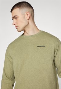 Patagonia LOGO TEE - Hosszú ujjú felső - buckhorn green