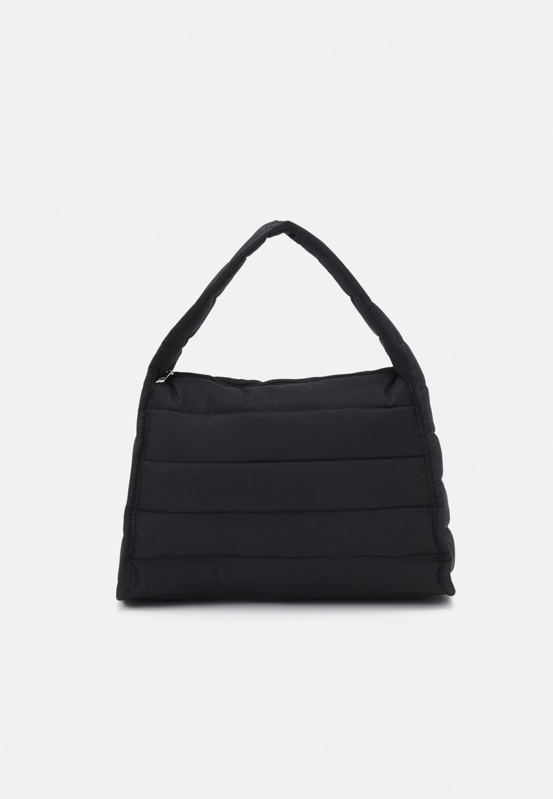 Sac à main rectangulaire noir matelassé avec une unique poignée large et des coutures matelassées horizontales, présenté sur un fond clair uni.