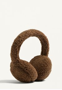 Căciuli de urechi din fleece maro, cu un design rotund, având un material moale și texturat, cu un finisaj pufos și o bandă de conectare simplă.