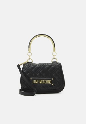 Sort quiltet Love Moschino håndtaske med metalhåndtag i guld-tone og aftagelig skulderrem på hvid baggrund.