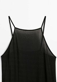 Haut noir sans manches côtelé avec fines bretelles spaghetti et tissu légèrement transparent.