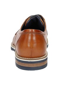 Scarpa in pelle marrone con finitura liscia, punta tonda, suola a strisce bianche e blu navy in contrasto e dettagli di cucitura sottili.