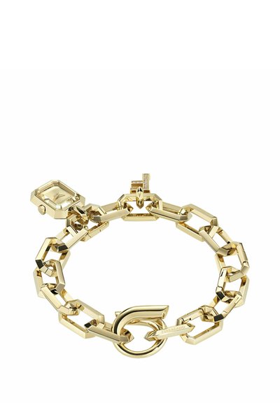 Kuldtooni kettlinkide käevõru koos väikese ristkülikukujulise kellanäidikuga ja eristuva kumerate klamberdetailidega.