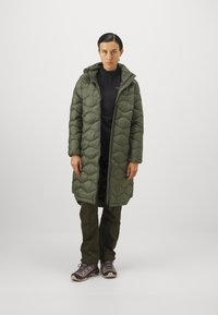 Peak Performance HELIUM COAT - Donsjas - pine needle