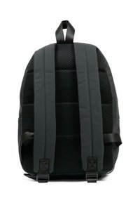 Czarny plecak z wyściełanym siateczkowym tyłem i ramiączkami. Posiada gładkie akcenty z tkaniny oraz zaokrąglony kształt. Prosty i funkcjonalny design.