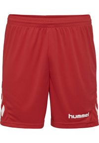 Rote Sportsshorts mit elastischem Bund und weißen Chevron-Streifen an den Seiten, mit dem „hummel“-Logo am unteren rechten Bein.