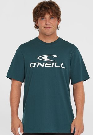 Tumman teal väri puuvillainen t-paita, jossa lyhyet hihat, pyöreä pääntie ja etupuolella näkyvä suuri valkoinen O'Neill-logo. Sileä pinta, rento istuvuus.
