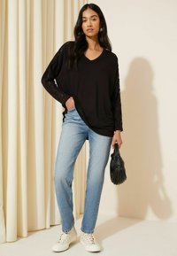 Friends Like These V NECK - Hosszú ujjú felső - black crochet