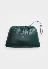 Pochette en cuir vert avec un dessus froncé et une fermeture à cordon. Présente un logo en relief dans une teinte plus claire. Texture lisse, forme douce.