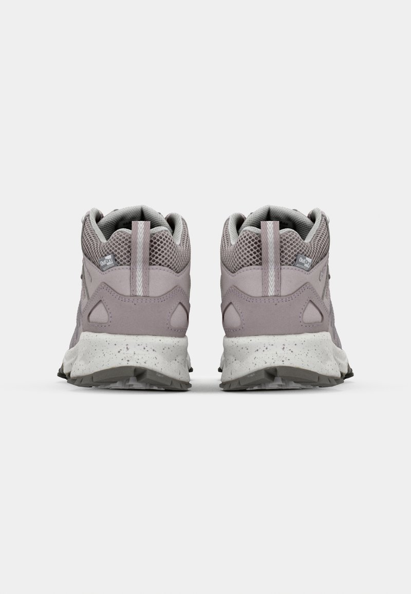 Helle lila Wanderschuhe mit einem Obermaterial aus Mesh und Synthetik, gepolstertem Fersenkragen und gesprenkelter weißer Zwischensohle, ausgestattet mit einer robusten Außensohle.