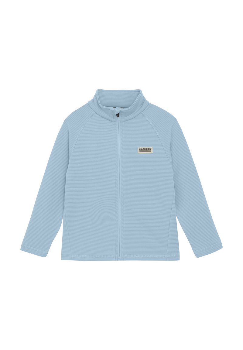 Veste en polaire zippée bleu clair avec un tissu texturé, col montant et un petit logo rectangulaire sur la poitrine gauche.