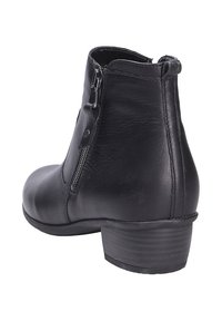 Stivaletto in pelle nera con punta rotonda, tacco basso a blocco e zip laterale. Presenta una texture liscia e dettagli di cucitura lungo le cuciture.