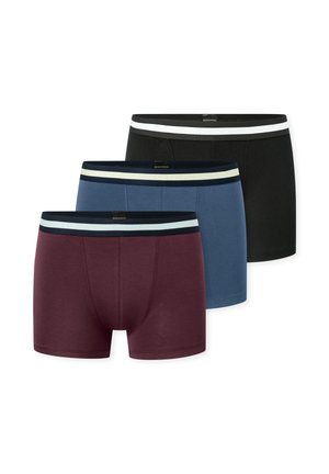 Drei Herren-Boxershorts in Schwarz, Blau und Maroon, jeweils mit einem kontrastierenden elastischen Bund und einem Markenlabel vorne.