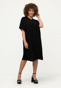 Ulla Popken BREEZY SPLIT NECKLINE RUFFLE TRIM  - Vestido informal - black