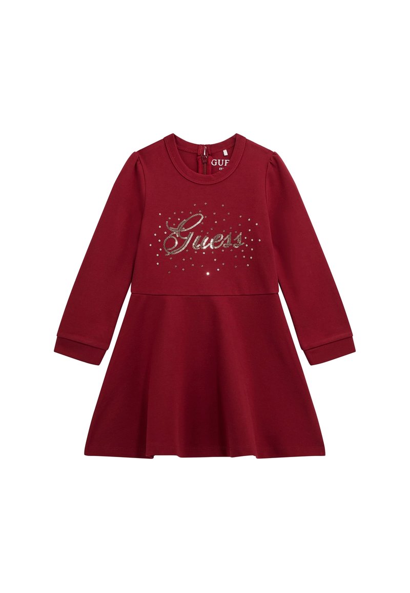 Abito lungo a maniche per bambina in bordeaux con gonna svasata, scollatura rotonda, chiusura con zip sul retro e logo "Guess" abbellito con strass sul petto.