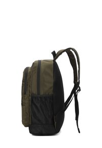 Sac à dos en nylon vert avec un design structuré, deux compartiments zippés, une poche latérale en mesh et des bretelles rembourrées et ajustables.