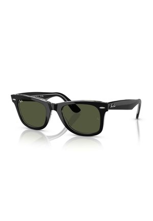 Occhiali da sole Ray-Ban Wayfarer neri con lenti verde scuro e dettagli argentati agli angoli, mostrati su una superficie riflettente bianca.