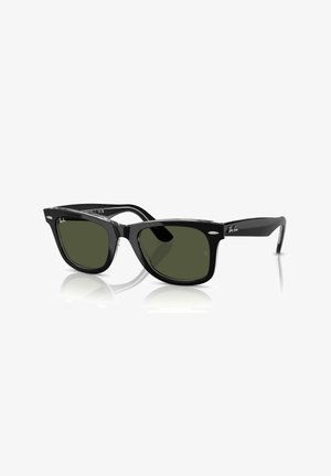 Occhiali da sole Ray-Ban Wayfarer neri con lenti verde scuro e dettagli argentati agli angoli, mostrati su una superficie riflettente bianca.